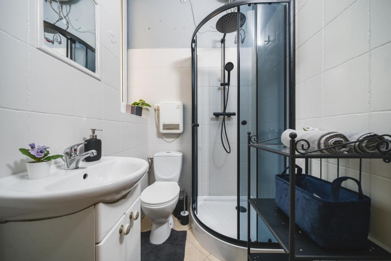 2 Bedroom Apartment Next To The Main Railway Station - By Upstairs Krasków Eksteriør bilde